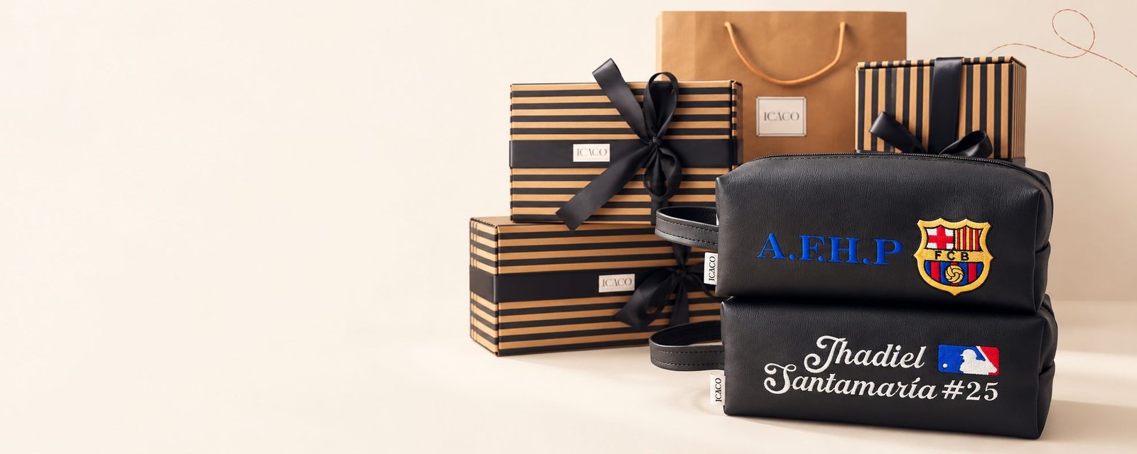 Estuches negros bordados con iniciales, escudo y nombre, junto a cajas de regalo y bolsa ICACO
