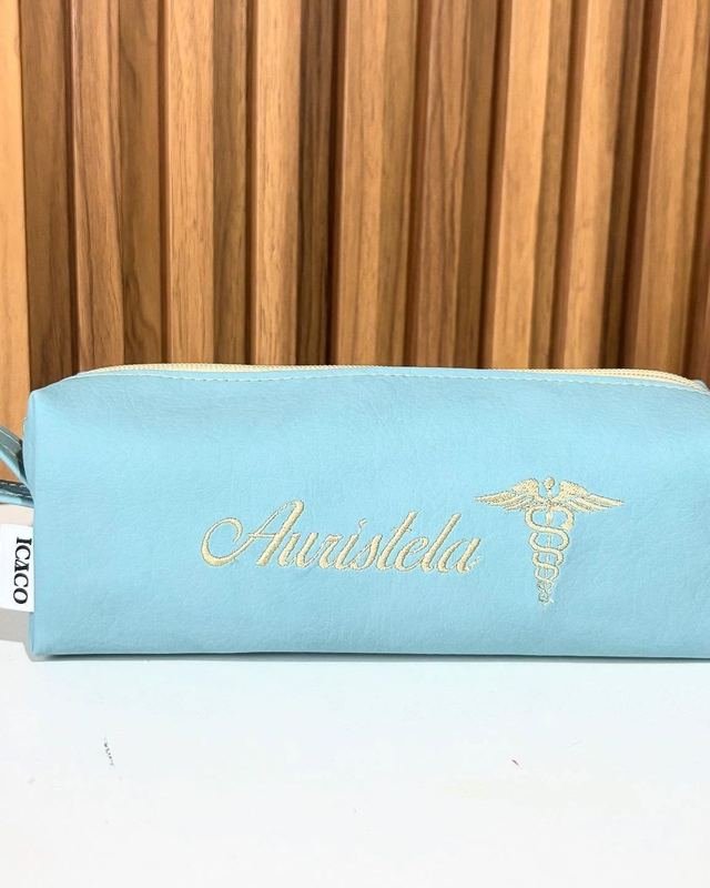 Estuche celeste con Auristela y caduceo bordados