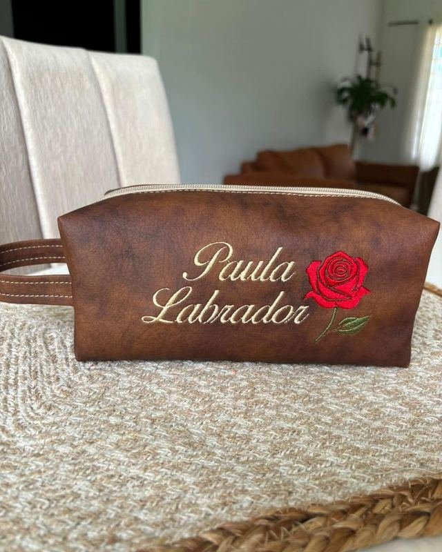 Estuche tabaco con rosa roja bordada