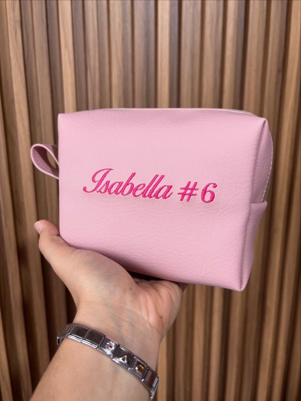 Cosmetiquera rosada con Isabella #6 bordado en fucsia