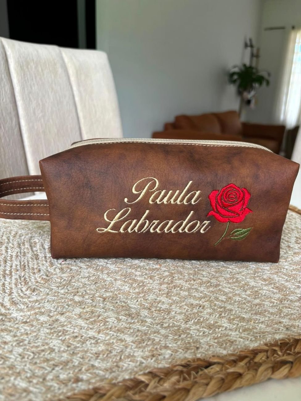 Estuche tabaco con Paula Labrador y una rosa roja bordada