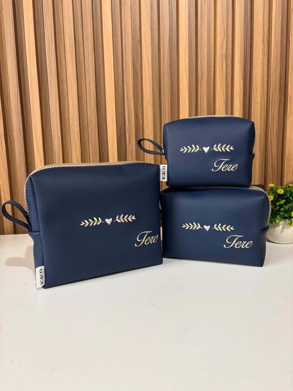 Set de tres estuches azul marino con el nombre Tere