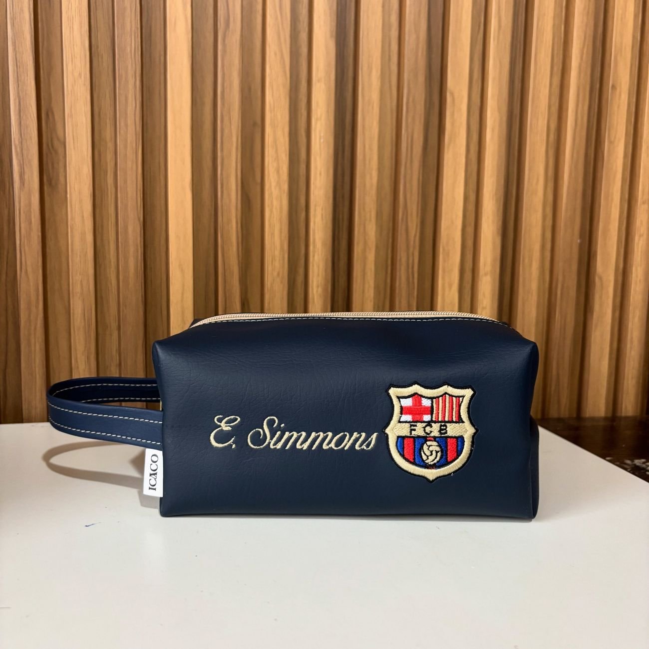 Estuche azul marino con E. Simmons y escudo bordado